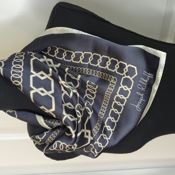 Joseph Ribkoff Scarf Gray Cream Modern Print Large Square Luxury Minimalist - Picture 6 of 12